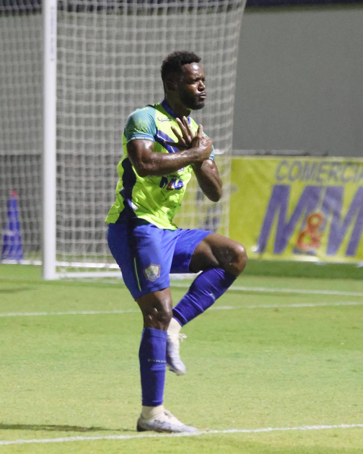 Marcó triplete y recibió beso, polémicas del FVS, selfie de Motagua y Victoria se hunde