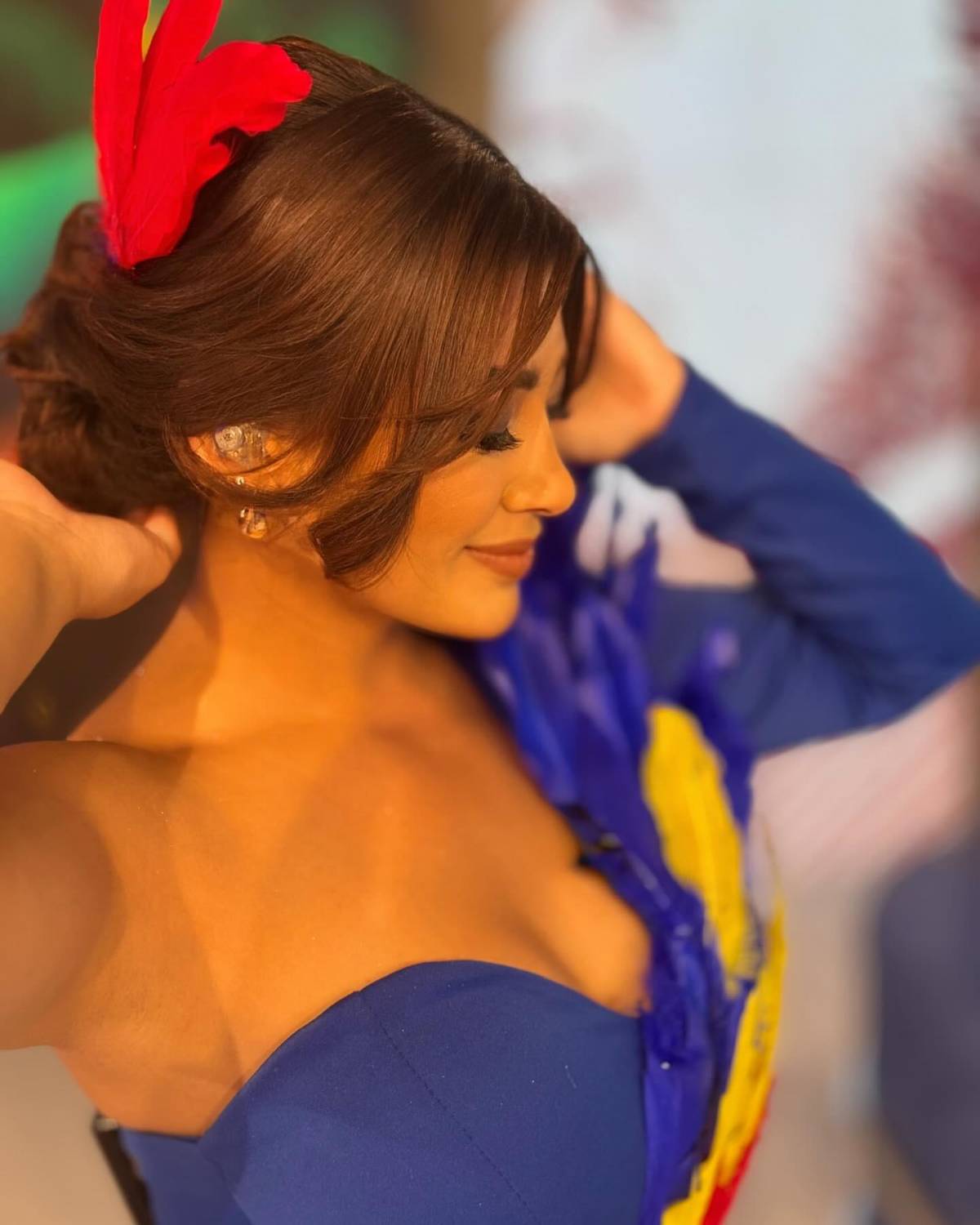 ¡Bella entre las bellas! Milagro Flores deslumbró con colorido atuendo