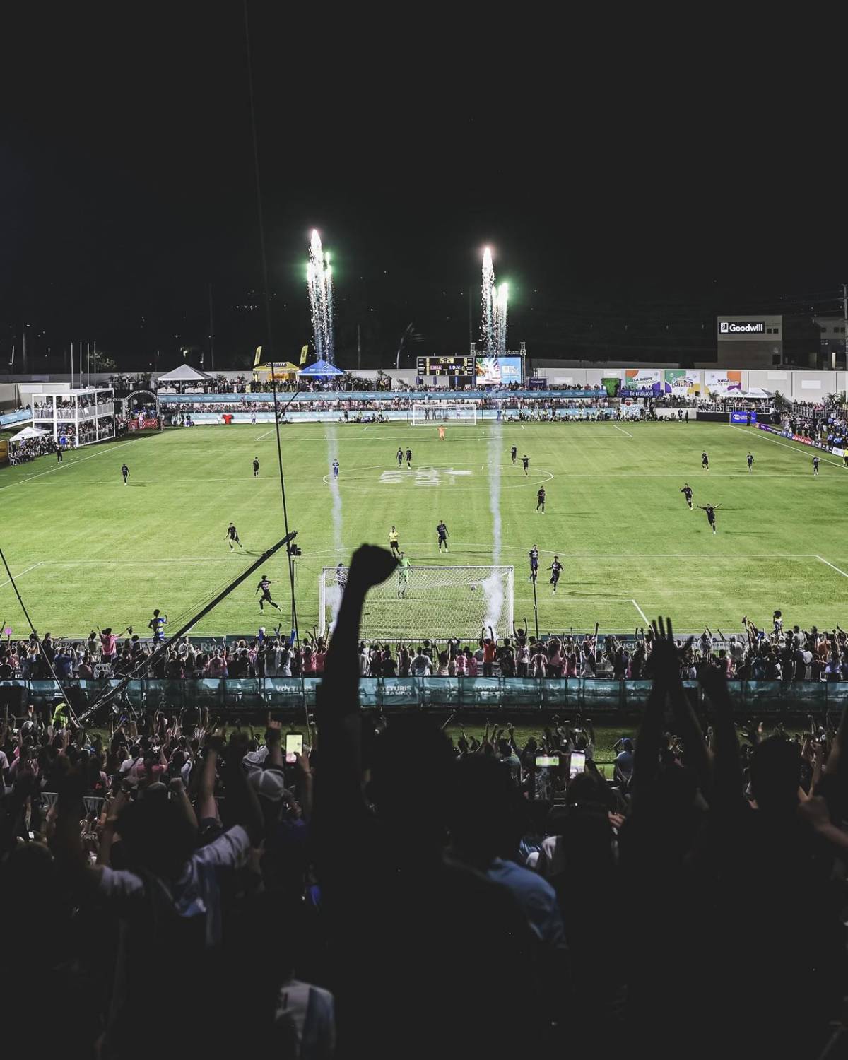 Messi causa locura en Puerto Rico y terrible caída: lo tiraron al suelo y vive insólito momento