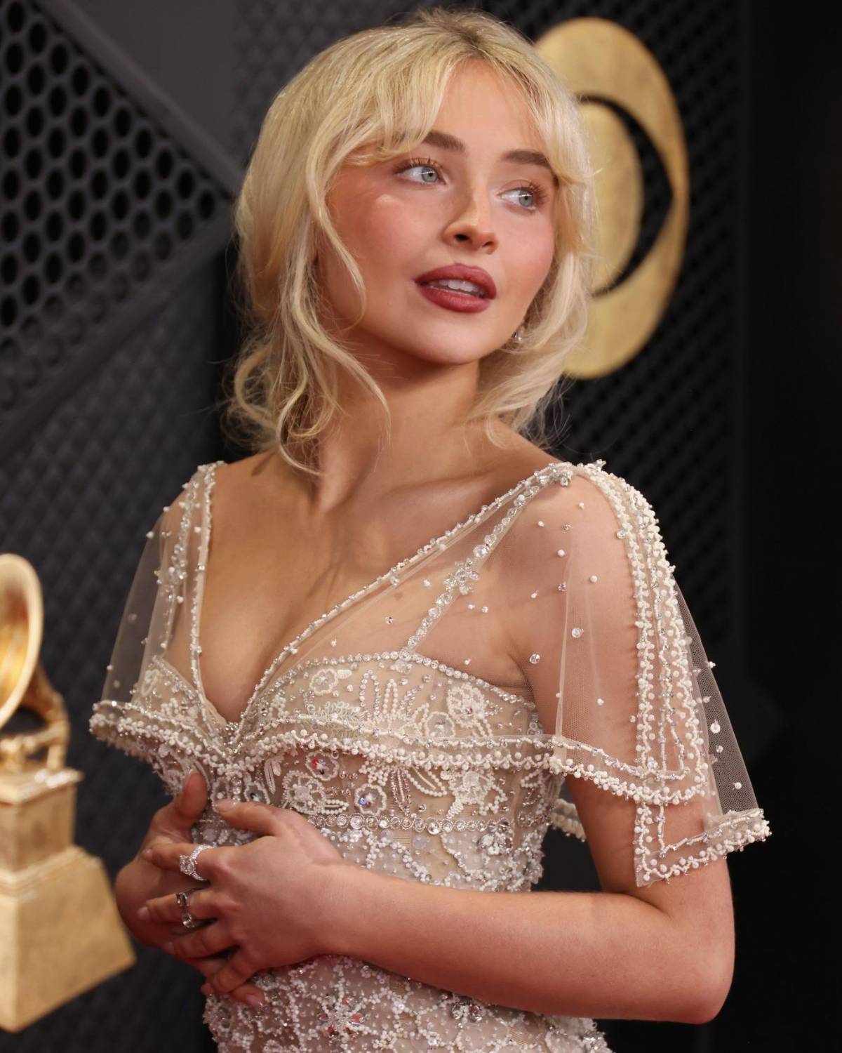 Sabrina Carpenter y su inspiración nupcial en los Grammy 2026