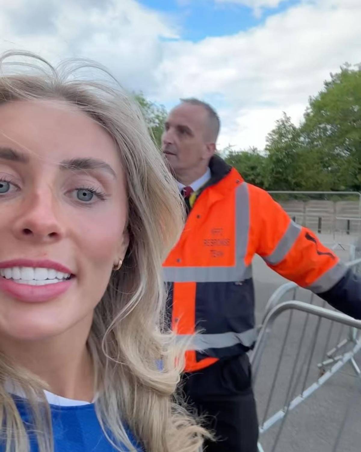 La descubren y la expulsan de estadio de Premier League por extravagante motivo