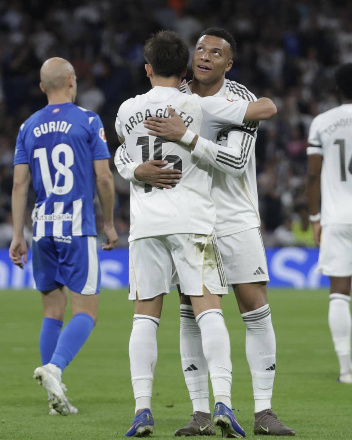 Vinicius reacciona a silbidos, el que ya no quieren en el Real Madrid y buen gesto de Mbappé