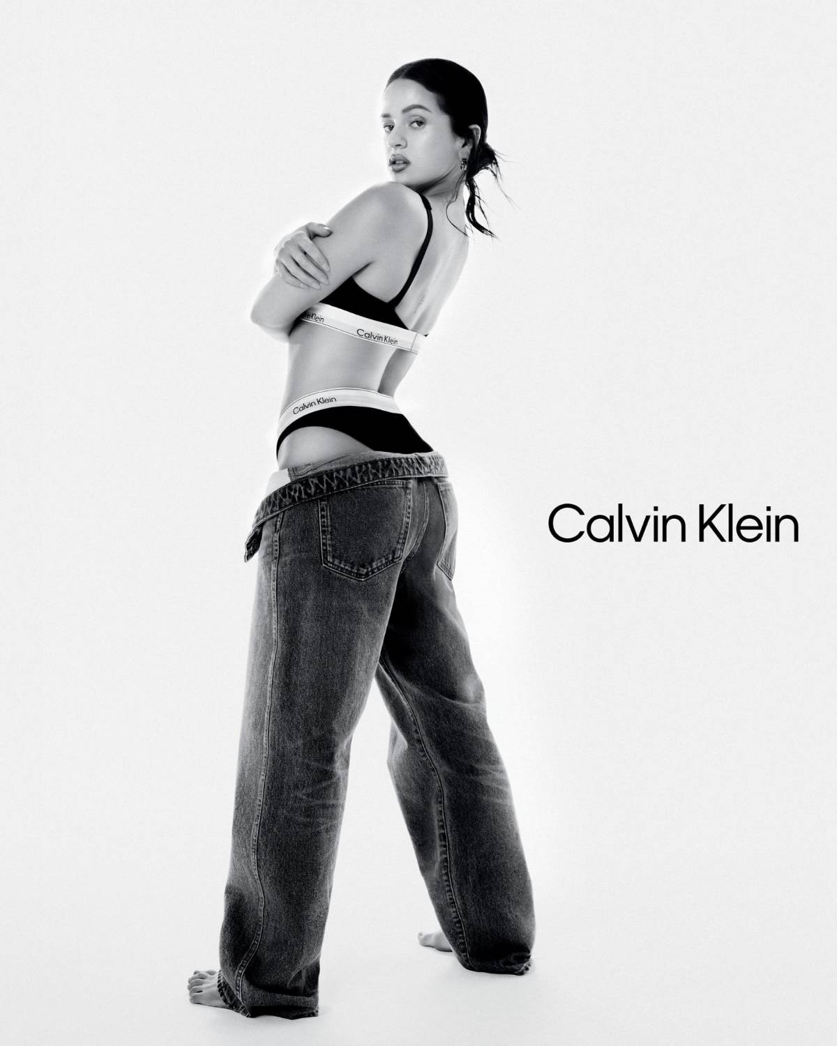 Bella y sensual: Rosalía posa en ropa interior para campaña de Calvin Klein
