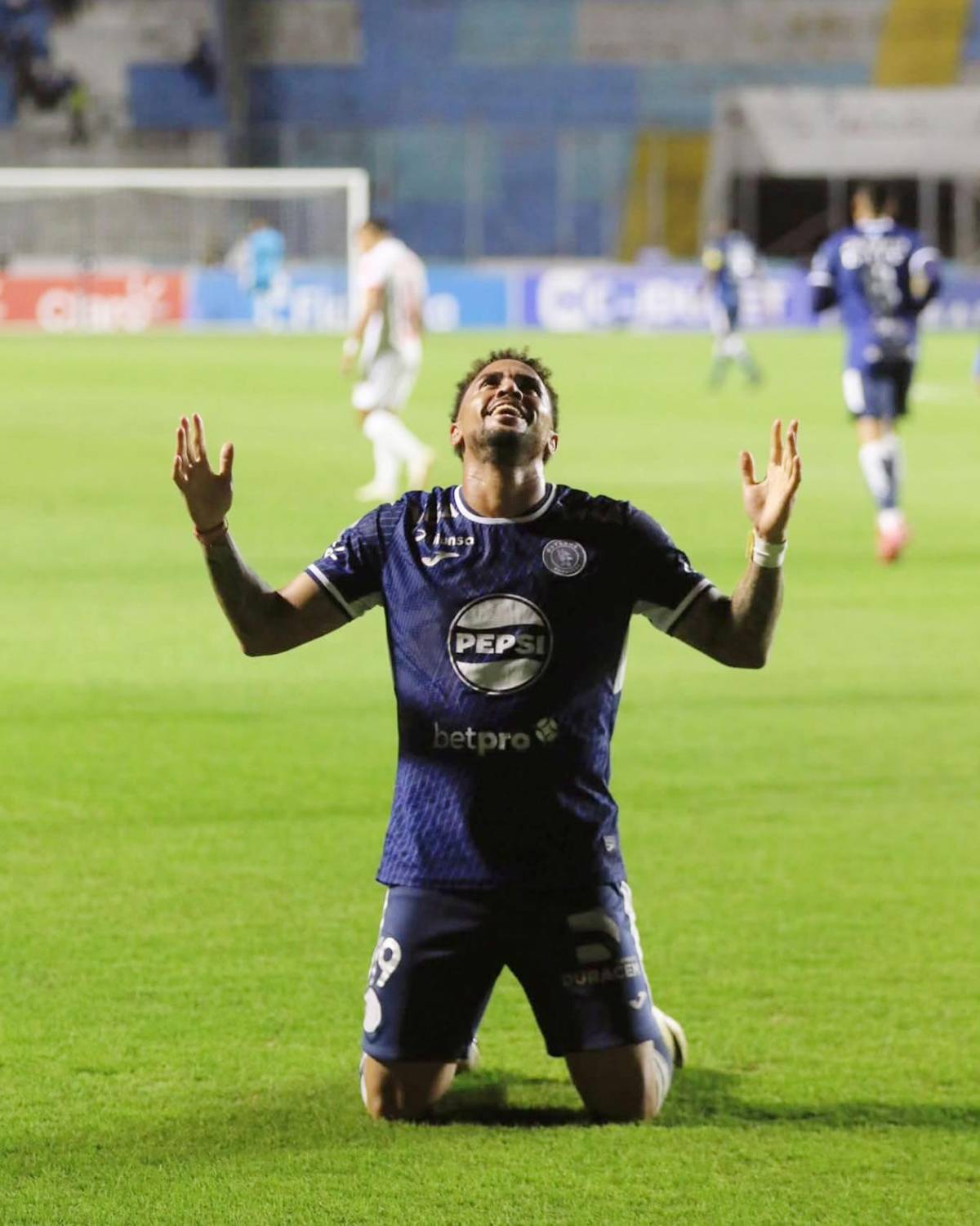 Enfado de Olimpia, dardo de Menjívar a barra de Motagua y festejo de Rodrigo de Olivera