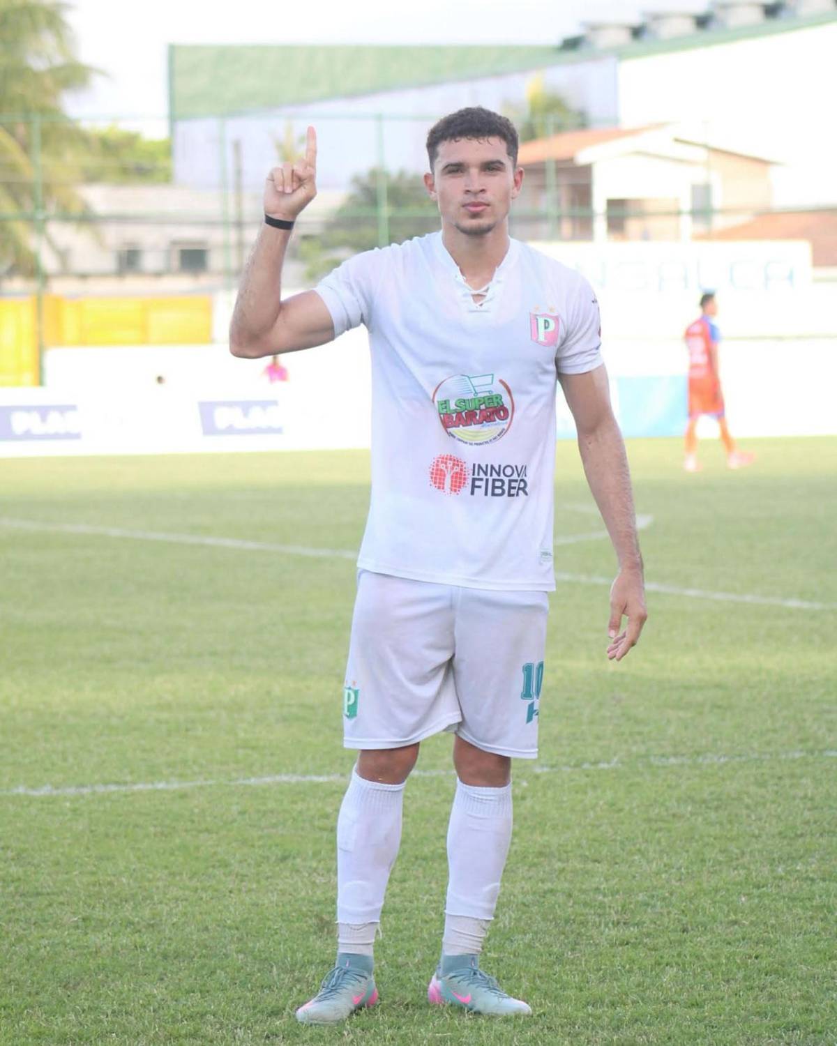 Marcó triplete y recibió beso, polémicas del FVS, selfie de Motagua y Victoria se hunde