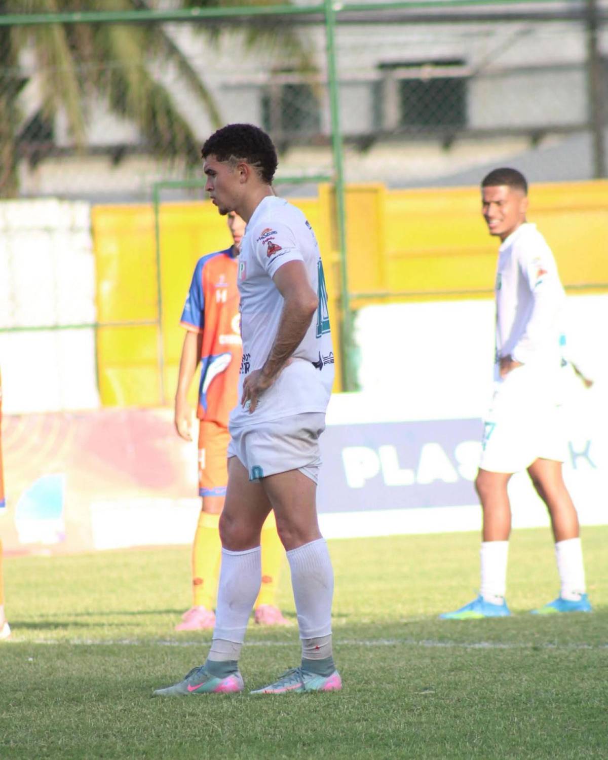 Marcó triplete y recibió beso, polémicas del FVS, selfie de Motagua y Victoria se hunde