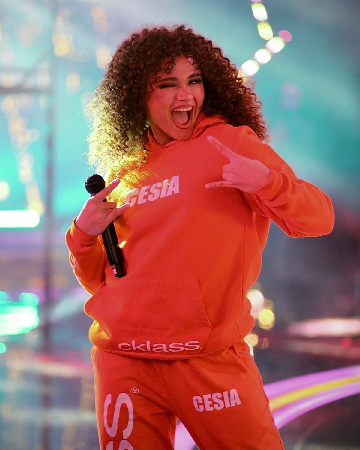 Hondureños animan a Cesia en la semifinal de “La Academia”