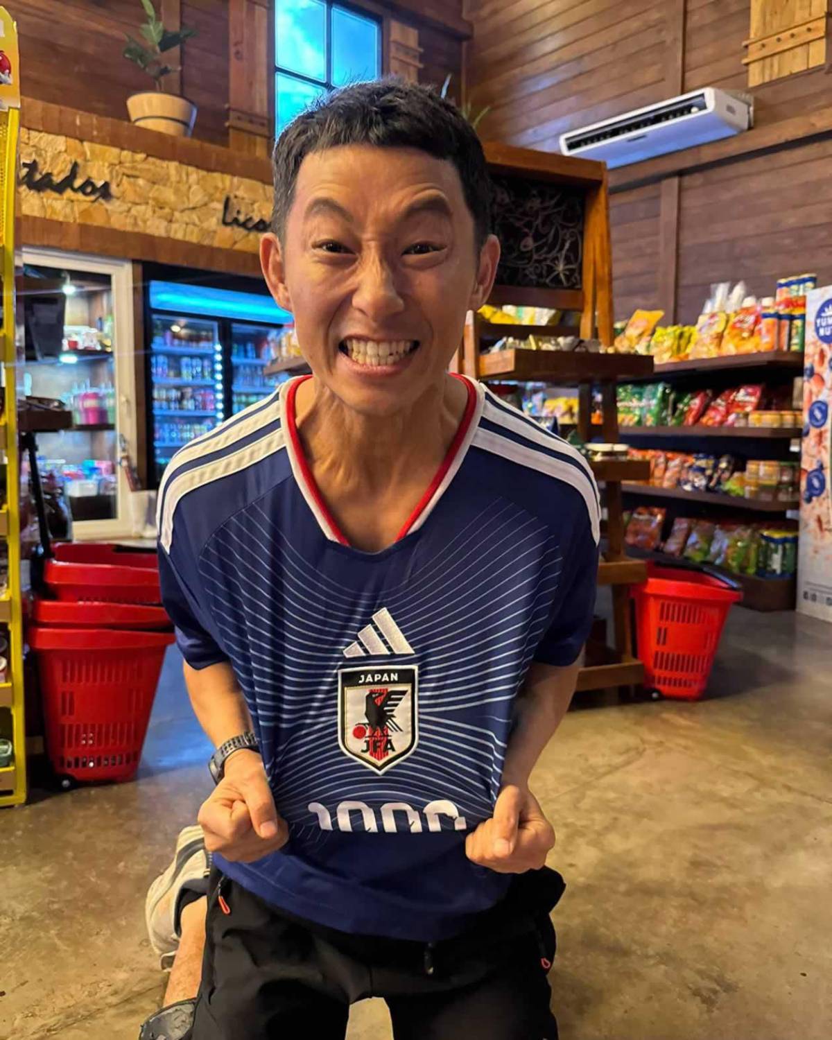 ¡Qué detallazo! El sorprendente regalo de Carlos Espina a Shin Fujiyama en pleno Mundial