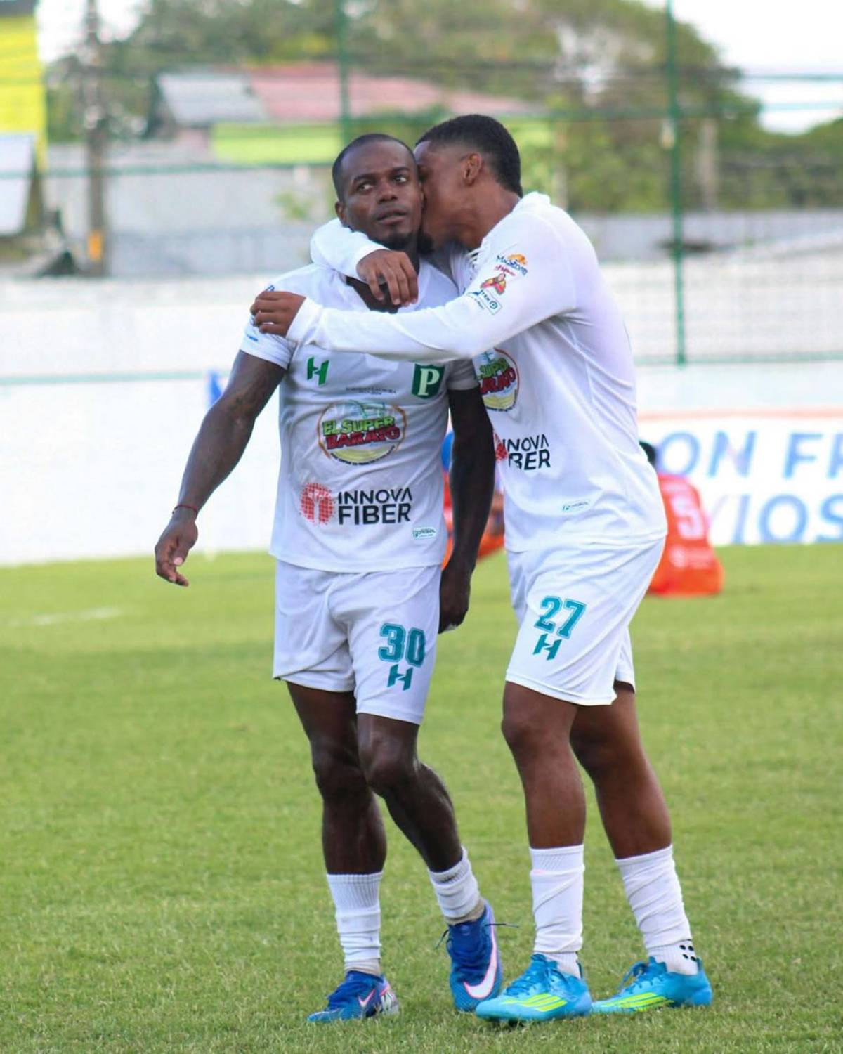 Marcó triplete y recibió beso, polémicas del FVS, selfie de Motagua y Victoria se hunde