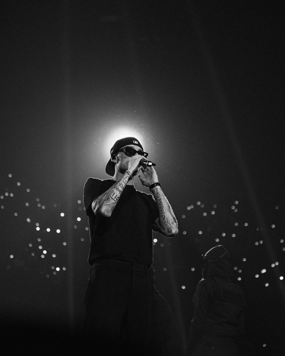 Retienen a Peso Pluma en aeropuerto para ser interrogado por el gobierno de EEUU