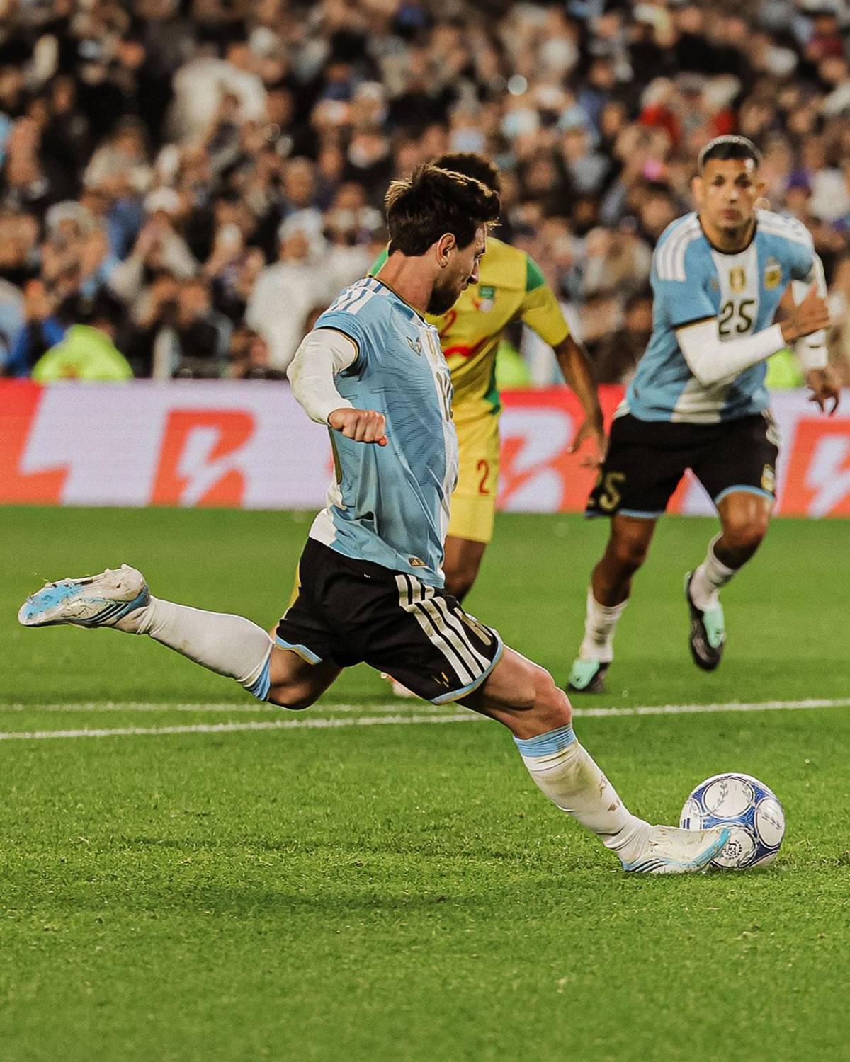 Messi llora en su adiós con Argentina, otro crack se retiró, la bronca e insólito regalo