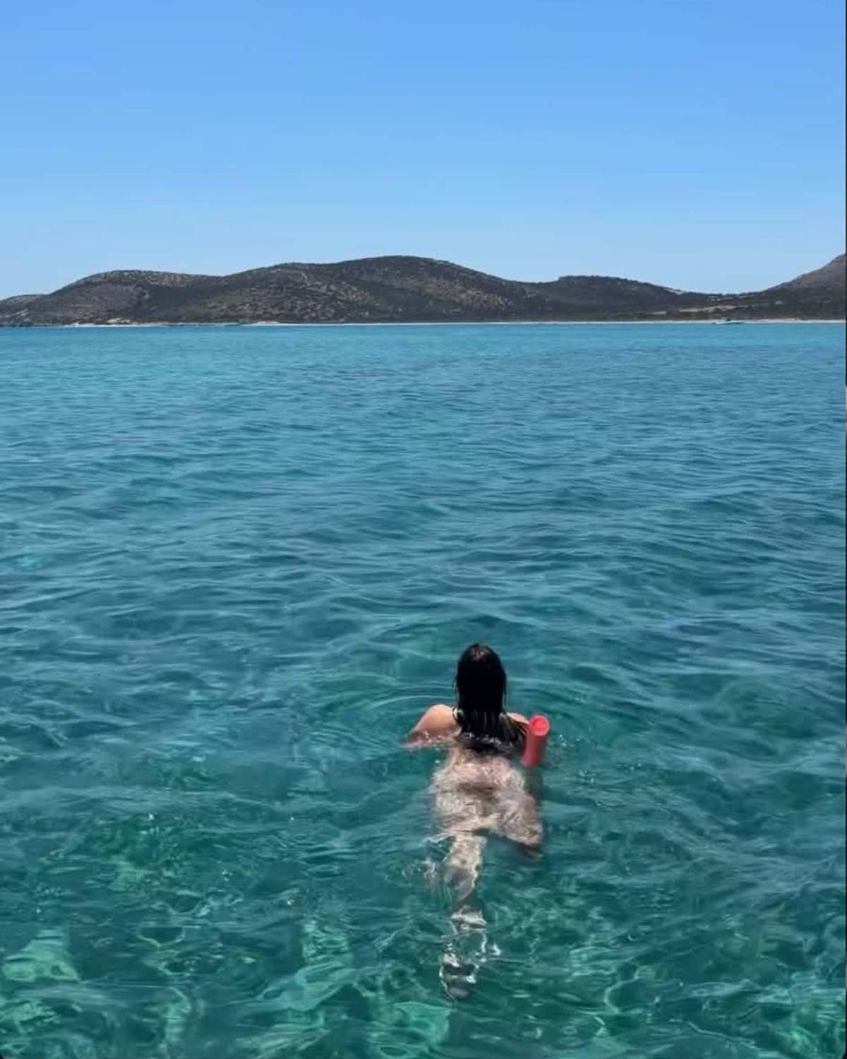 Annie Córdova sube la temperatura con sexys fotos en vacaciones con Luis Palma en Grecia
