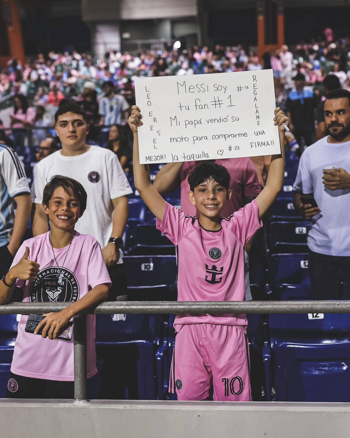 Messi causa locura en Puerto Rico y terrible caída: lo tiraron al suelo y vive insólito momento