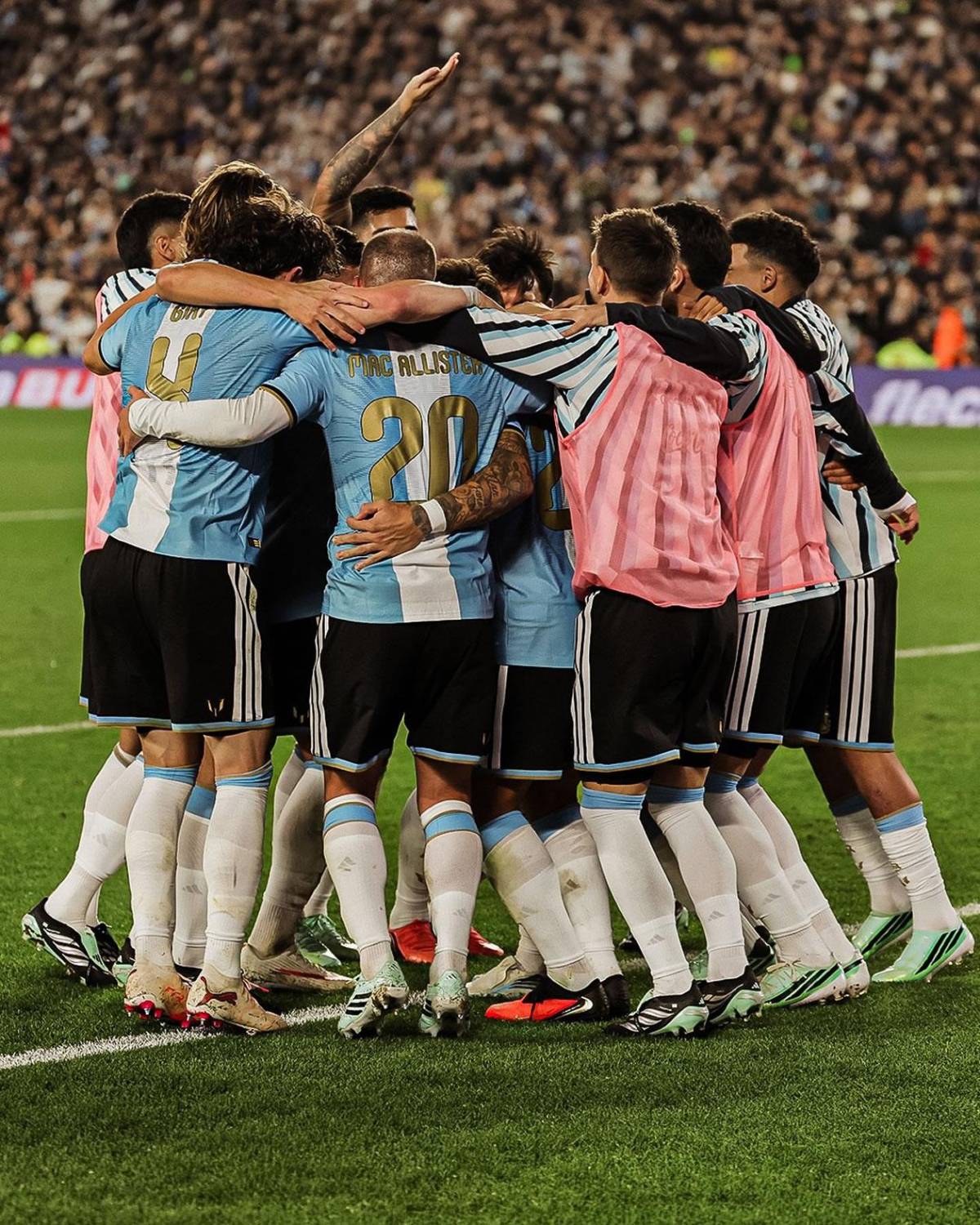 Messi llora en su adiós con Argentina, otro crack se retiró, la bronca e insólito regalo