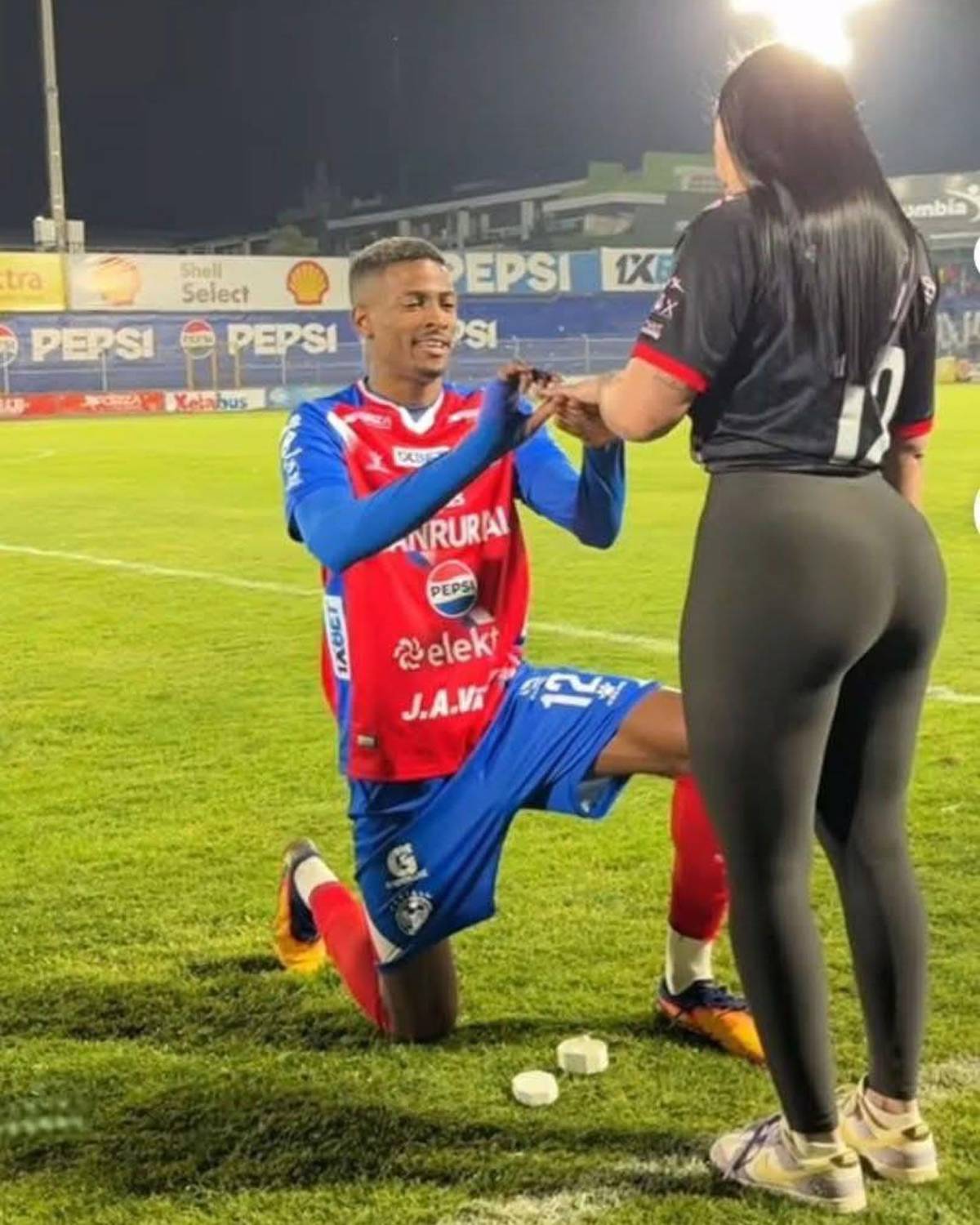 Futbolista tico rompe relación con su novia cuatro días después de pedirle matrimonio