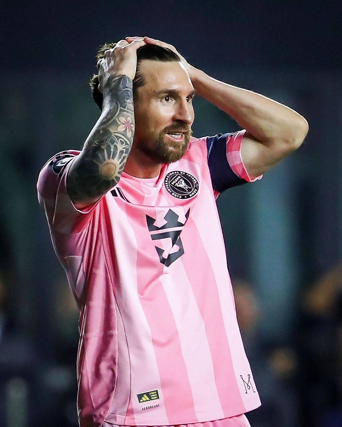 Messi, irreconocible: bronca con rival y enfado de Suárez con Saíd Martínez