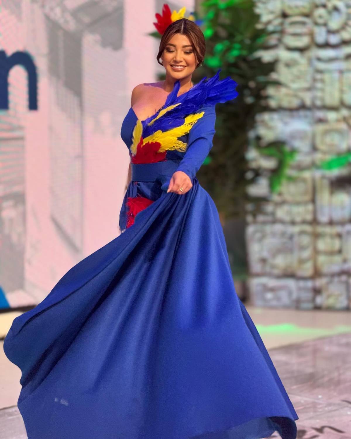 ¡Bella entre las bellas! Milagro Flores deslumbró con colorido atuendo