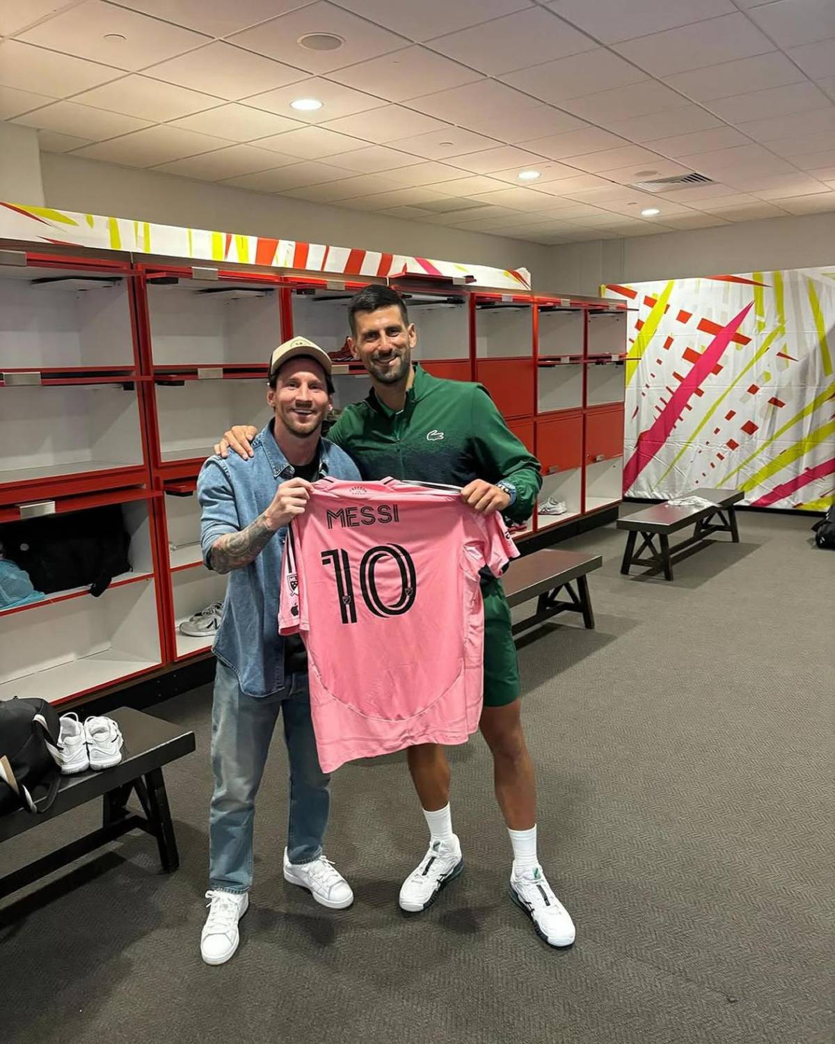 Messi cautiva en juego de Djokovic y le hace inolvidable regalo al tenista