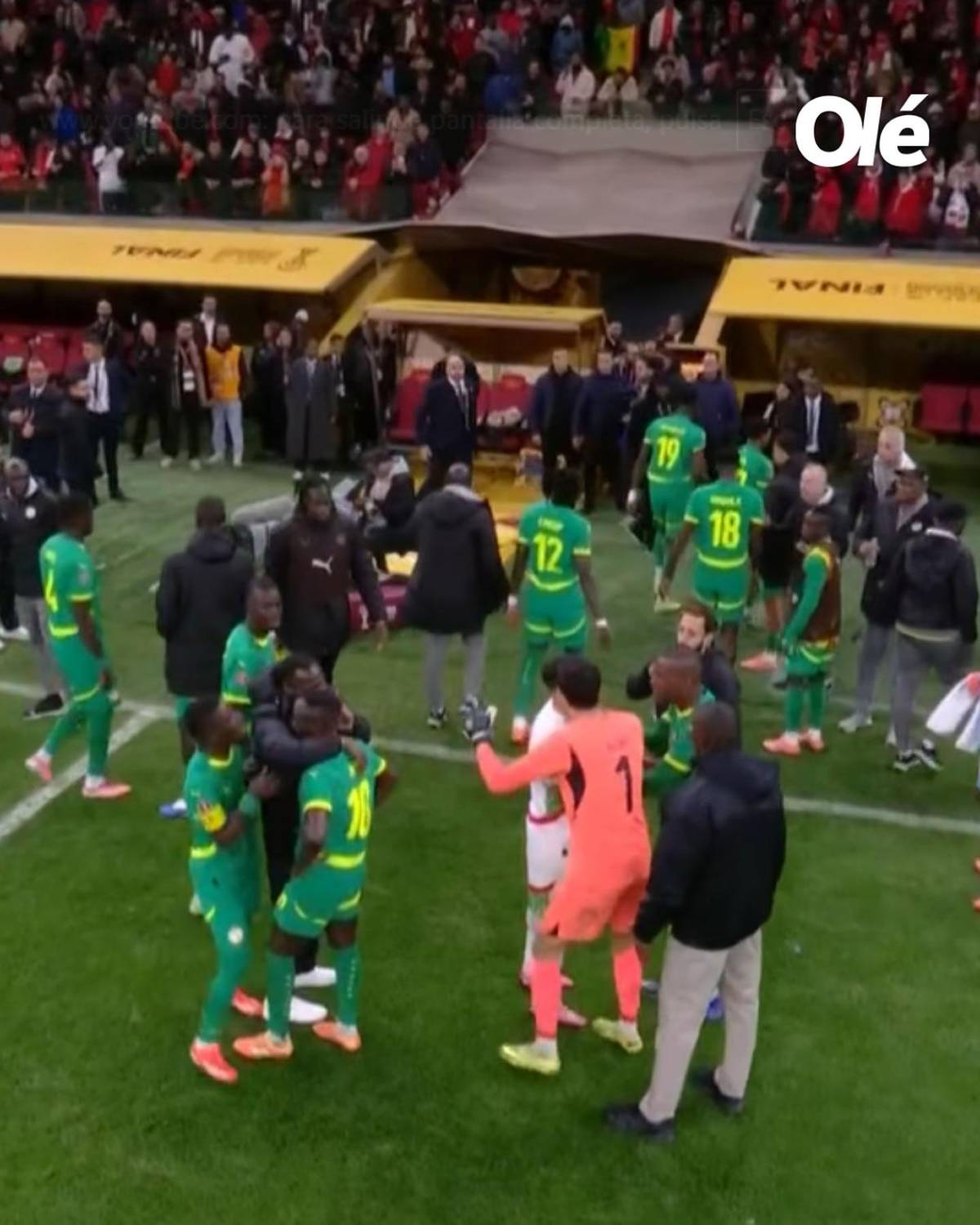 Escándalo Copa África: Senegal se va del campo vs Marruecos, vuelve y es campeón