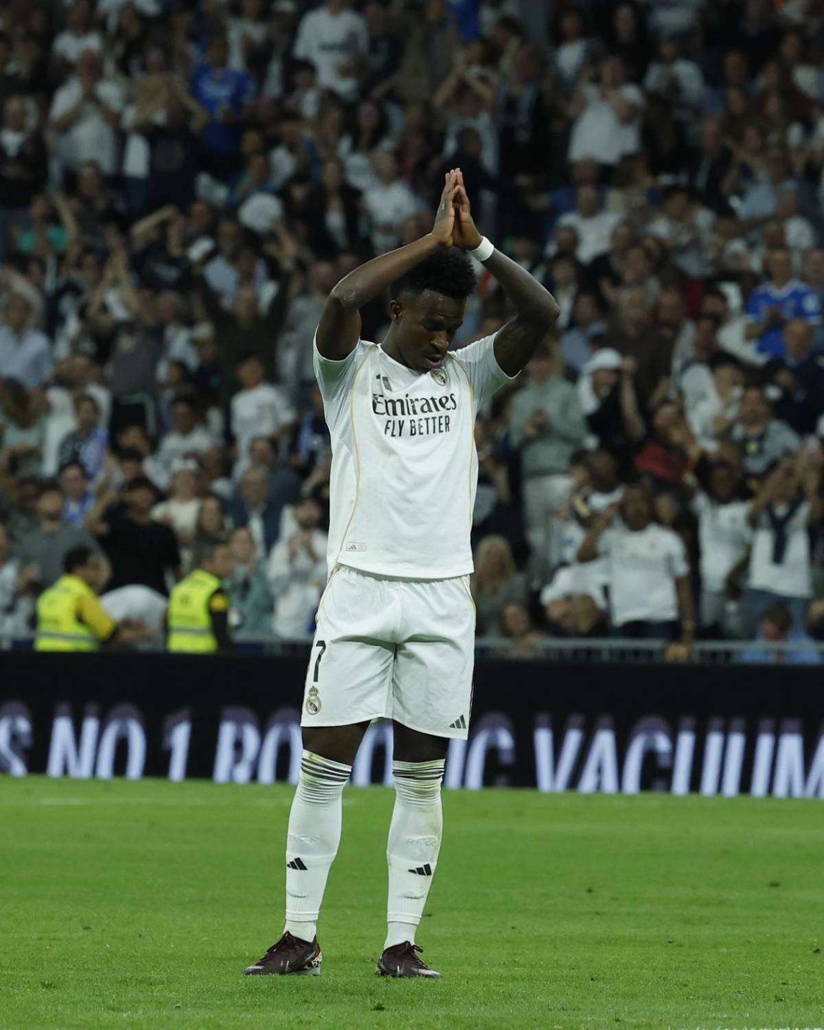 Vinicius reacciona a silbidos, el que ya no quieren en el Real Madrid y buen gesto de Mbappé