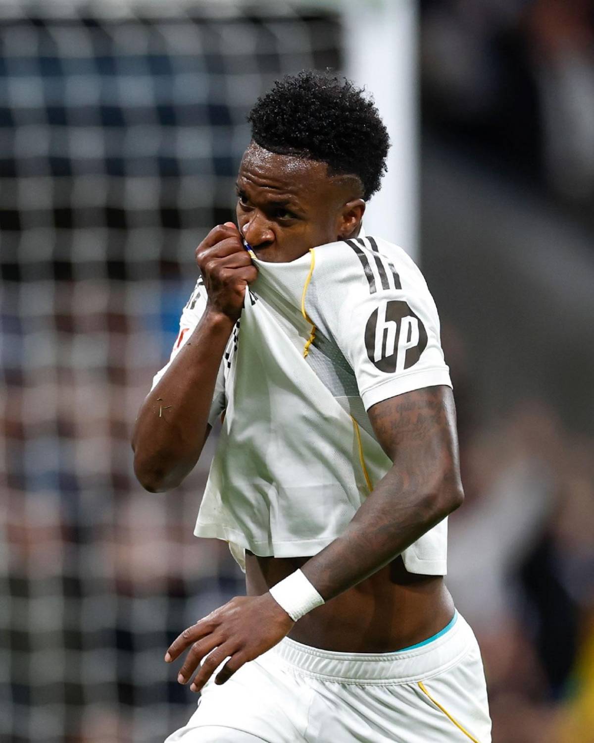 Real Madrid 'ayudado' con penales, Vinicius imita baile de Yamal y hondureña en el Bernabéu