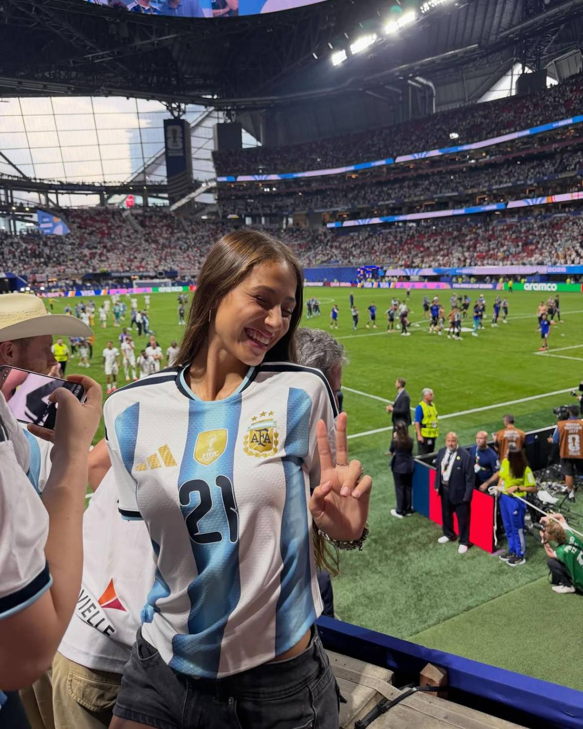 Sexy aficionada flechó a futbolista de Argentina en pleno Mundial 2026: ¿Quién es ella?