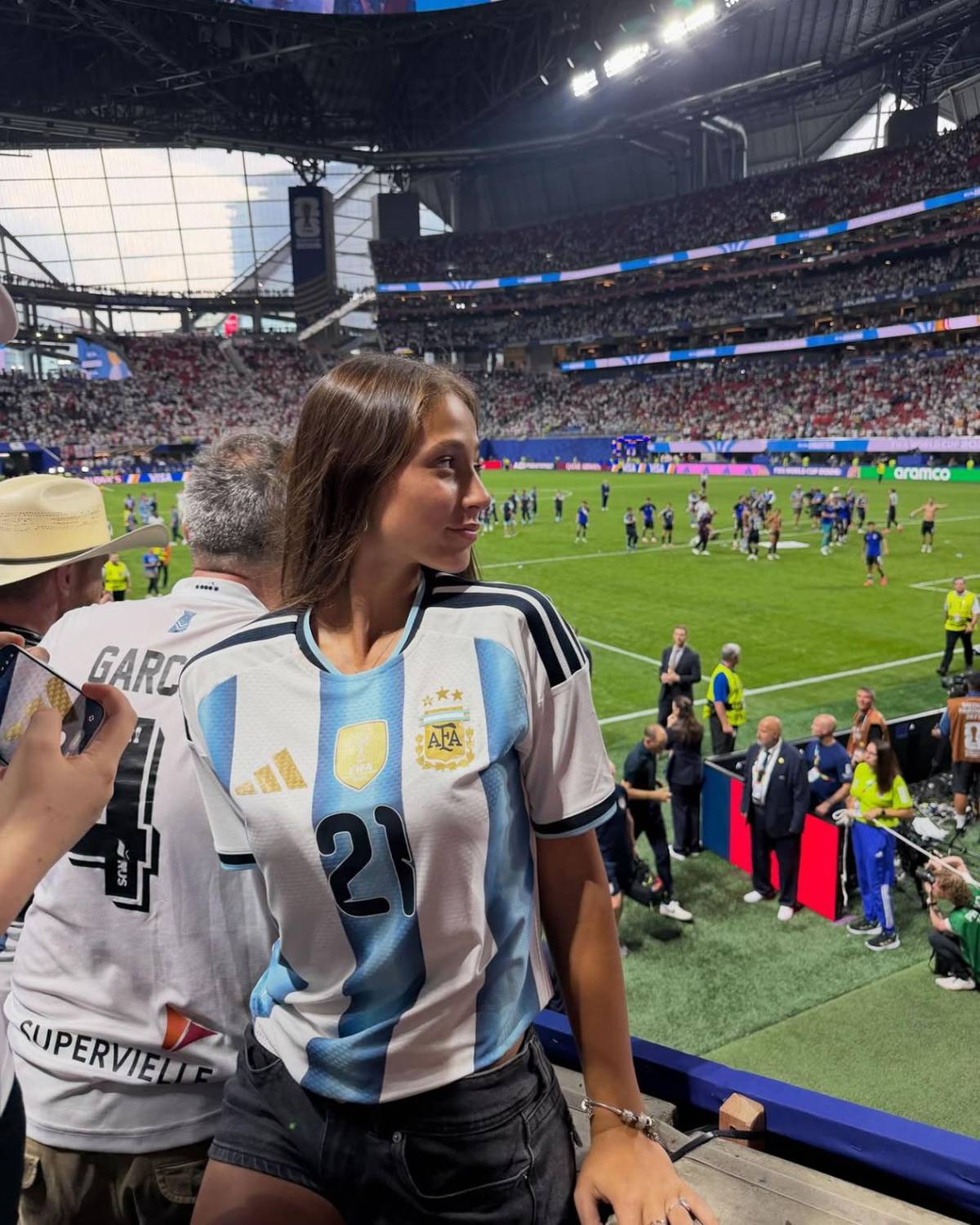 Sexy aficionada flechó a futbolista de Argentina en pleno Mundial 2026: ¿Quién es ella?