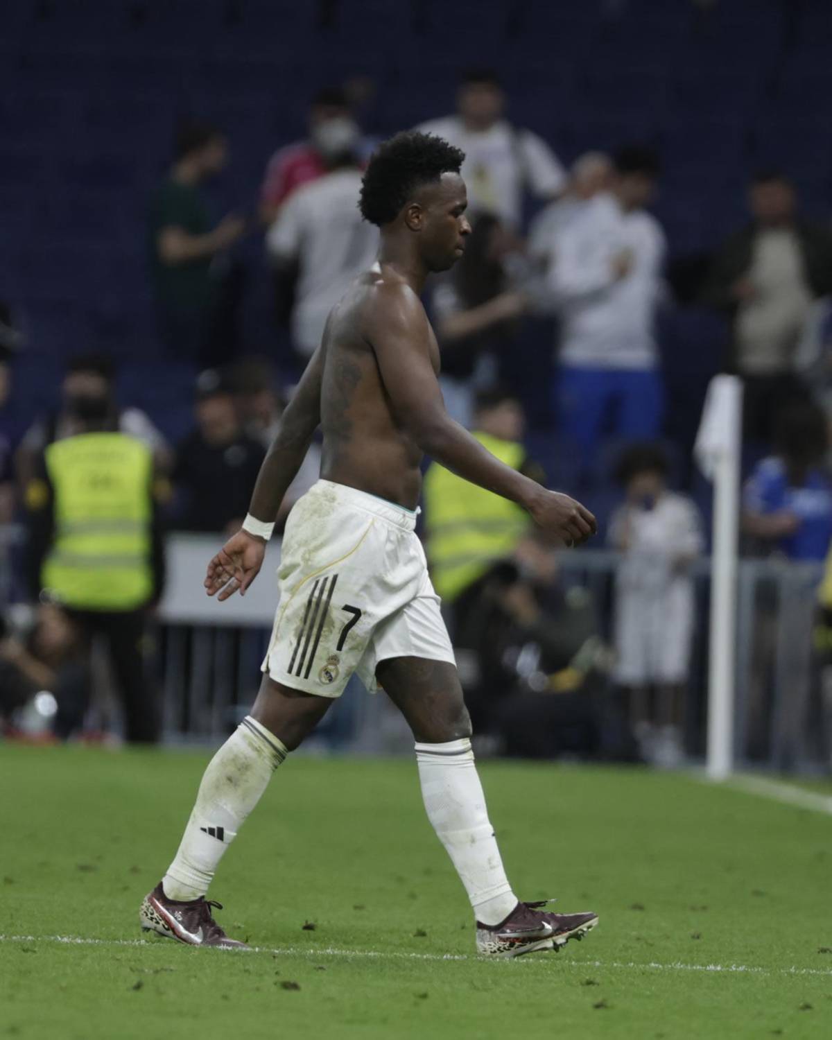 Vinicius reacciona a silbidos, el que ya no quieren en el Real Madrid y buen gesto de Mbappé