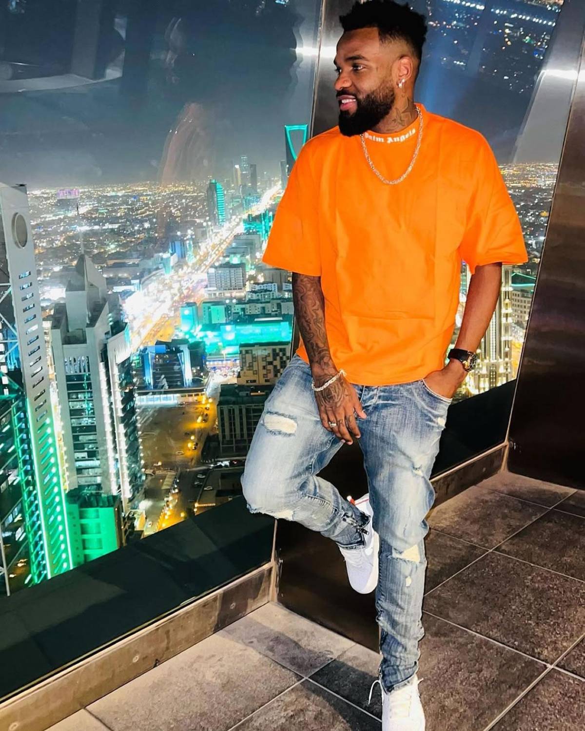 Conmoción por misteriosa muerte de reconocido futbolista: cayó de un piso 11