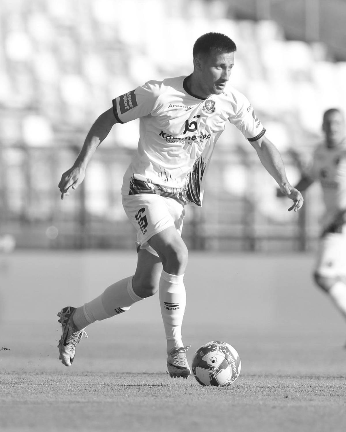 Muere futbolista en incendio en discoteca al ayudar a otros a escapar