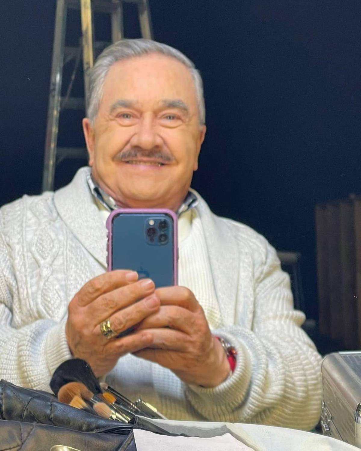 Pedro Sola convive con perros rescatados y revela que casi llora