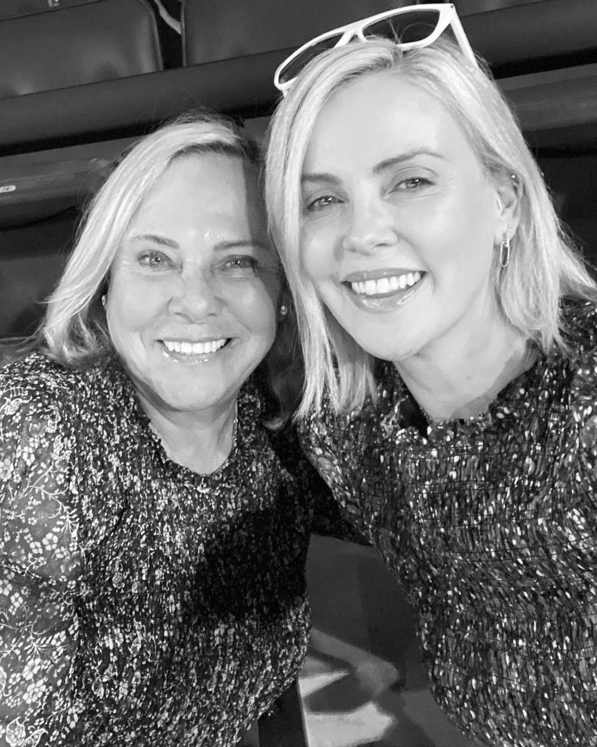 Charlize Theron recuerda la noche cuando su madre acabó con la vida de su padre