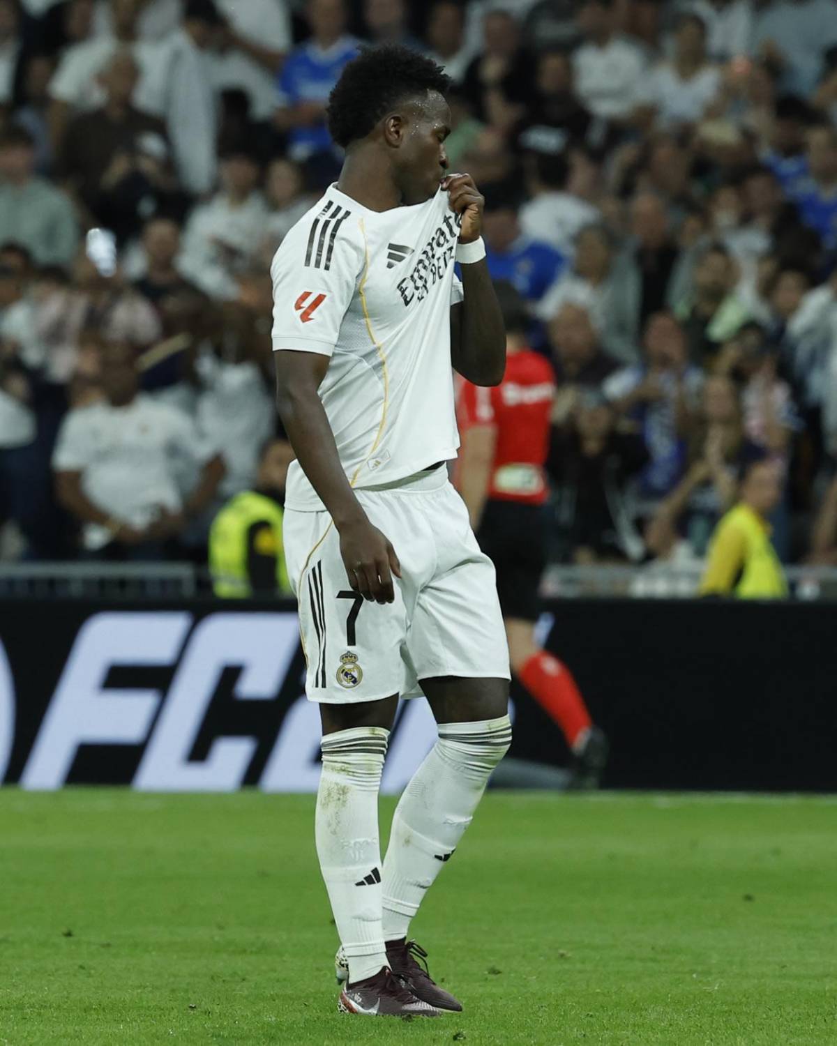 Vinicius reacciona a silbidos, el que ya no quieren en el Real Madrid y buen gesto de Mbappé