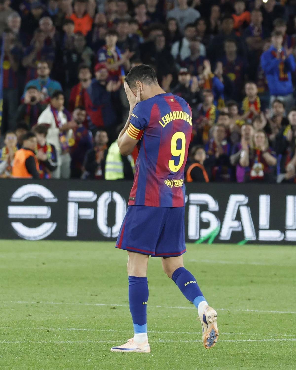 Lewandowski, adiós llorando al Camp Nou, emotiva imagen de su mujer y el MVP del Barcelona