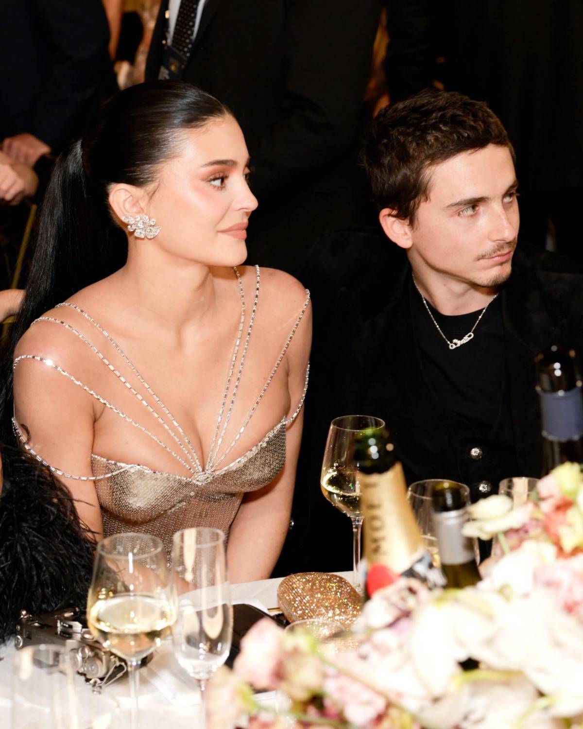 Kylie Jenner sorprende con un  vestido dorado en los Globos de Oro 2026