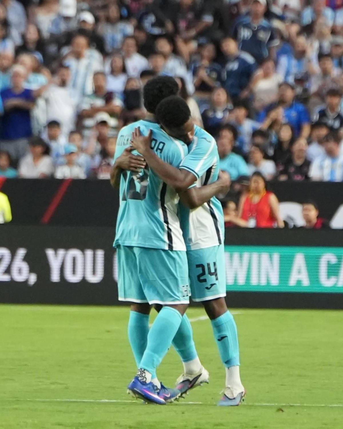 Messi sorprende tras el partido, ¿cambió camiseta? y abrazo histórico para Honduras