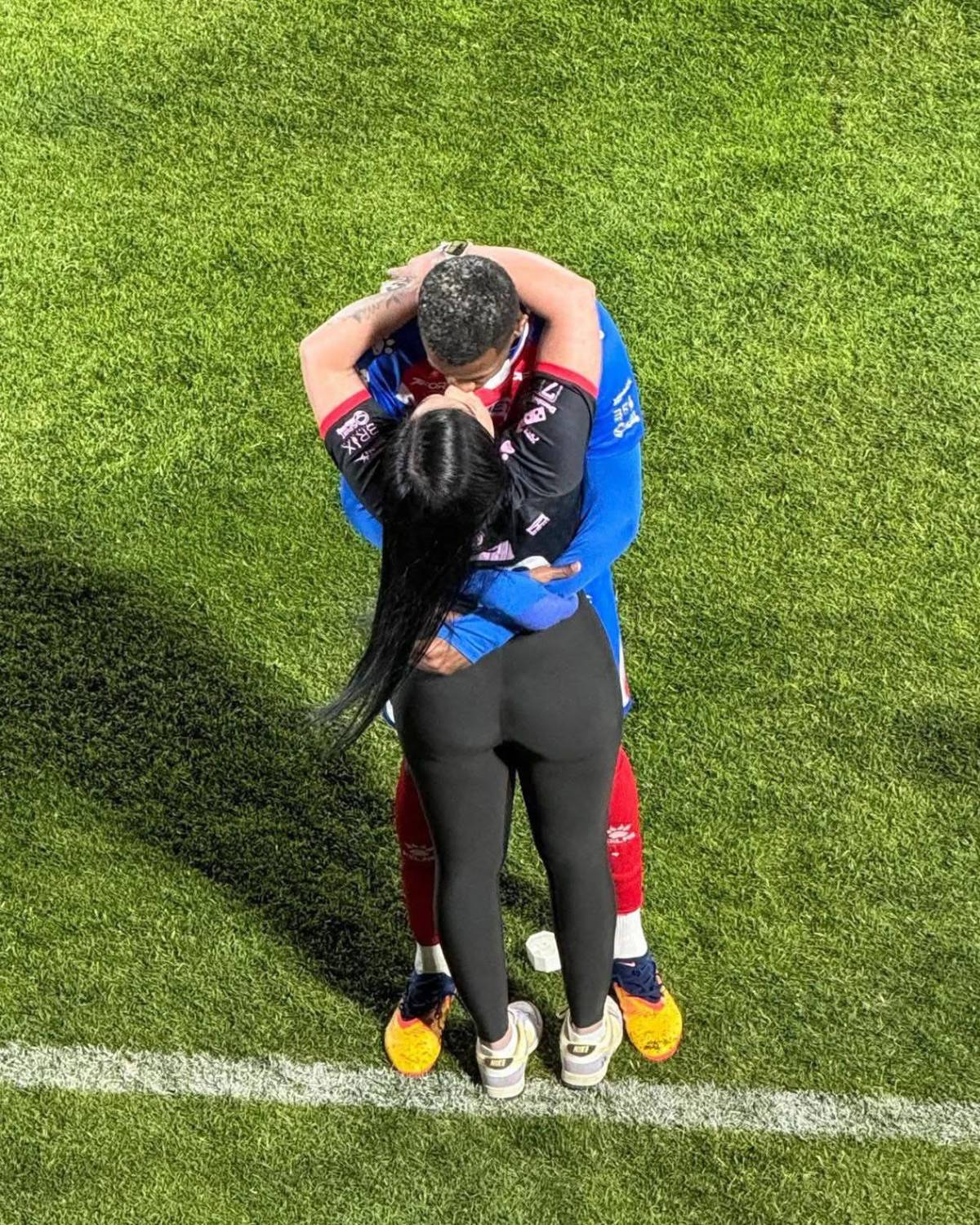 Futbolista tico rompe relación con su novia cuatro días después de pedirle matrimonio