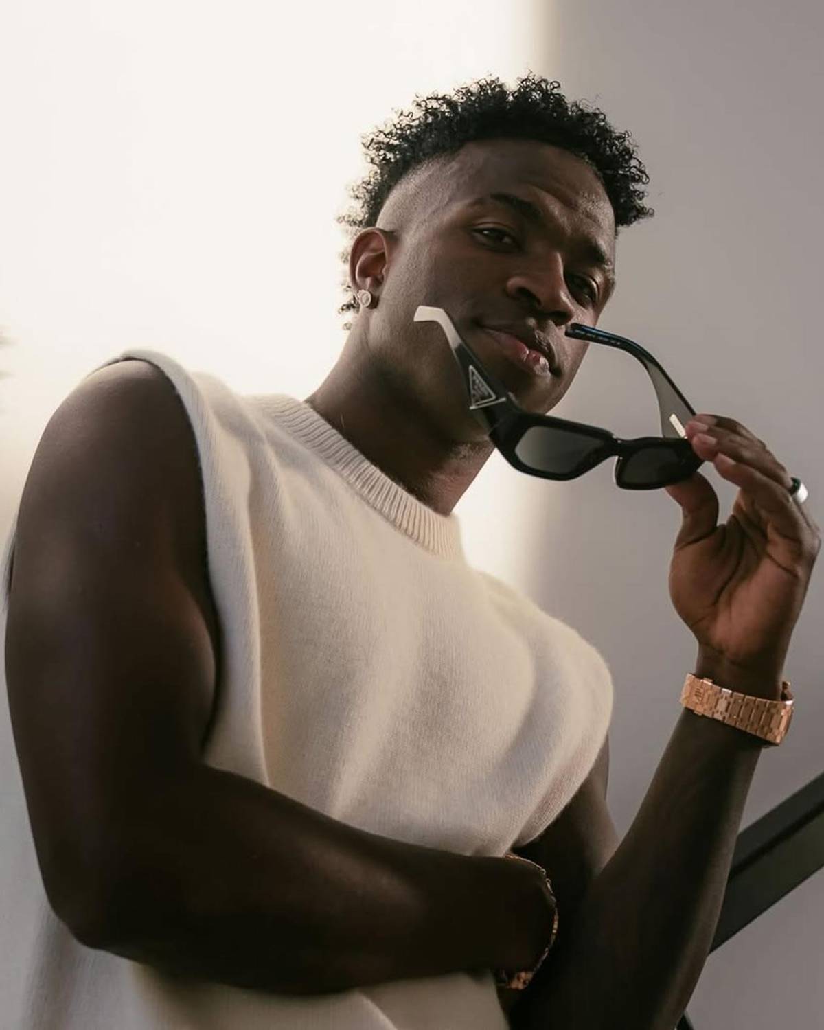 Vinicius envuelto en triángulo amoroso: modelo destapa infidelidad y la reacción del brasileño