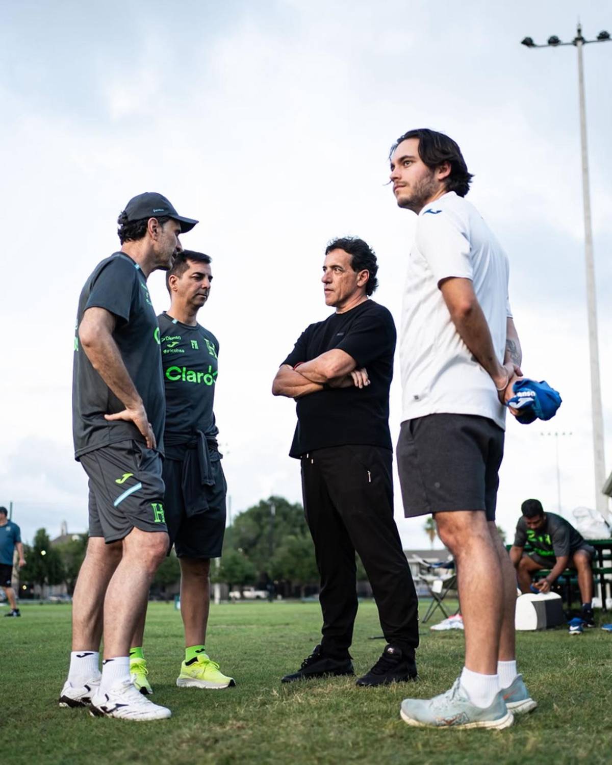 Locura por Palma, gifiti, regalos y youtuber presente en entreno de Honduras