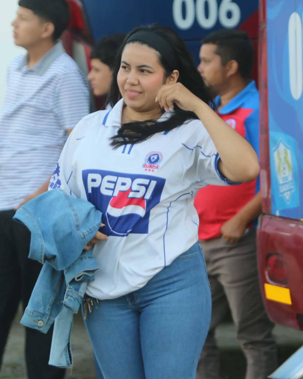 Jeaustin Campos se pelea con hinchas, Olimpia sufre, linduras y descuido en Comayagua