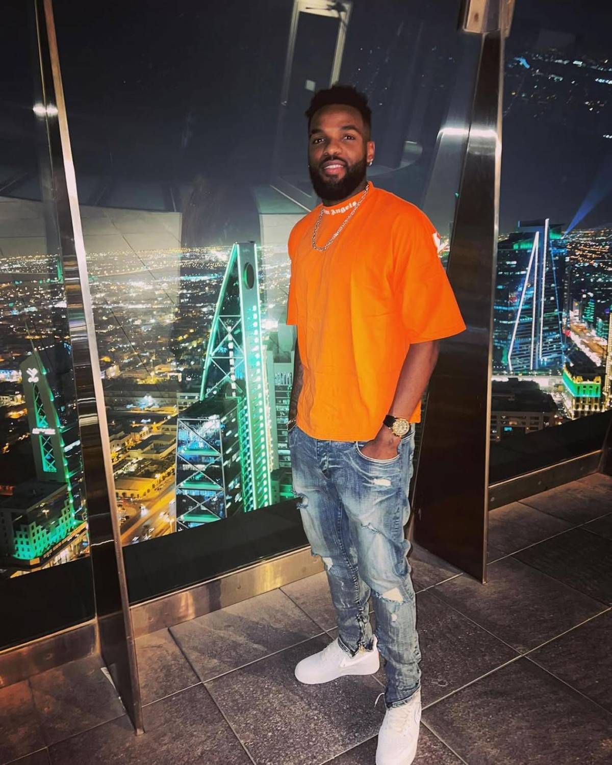 Conmoción por misteriosa muerte de reconocido futbolista: cayó de un piso 11