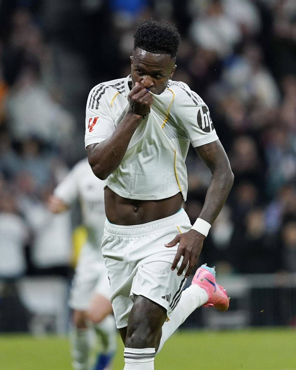 Real Madrid 'ayudado' con penales, Vinicius imita baile de Yamal y hondureña en el Bernabéu
