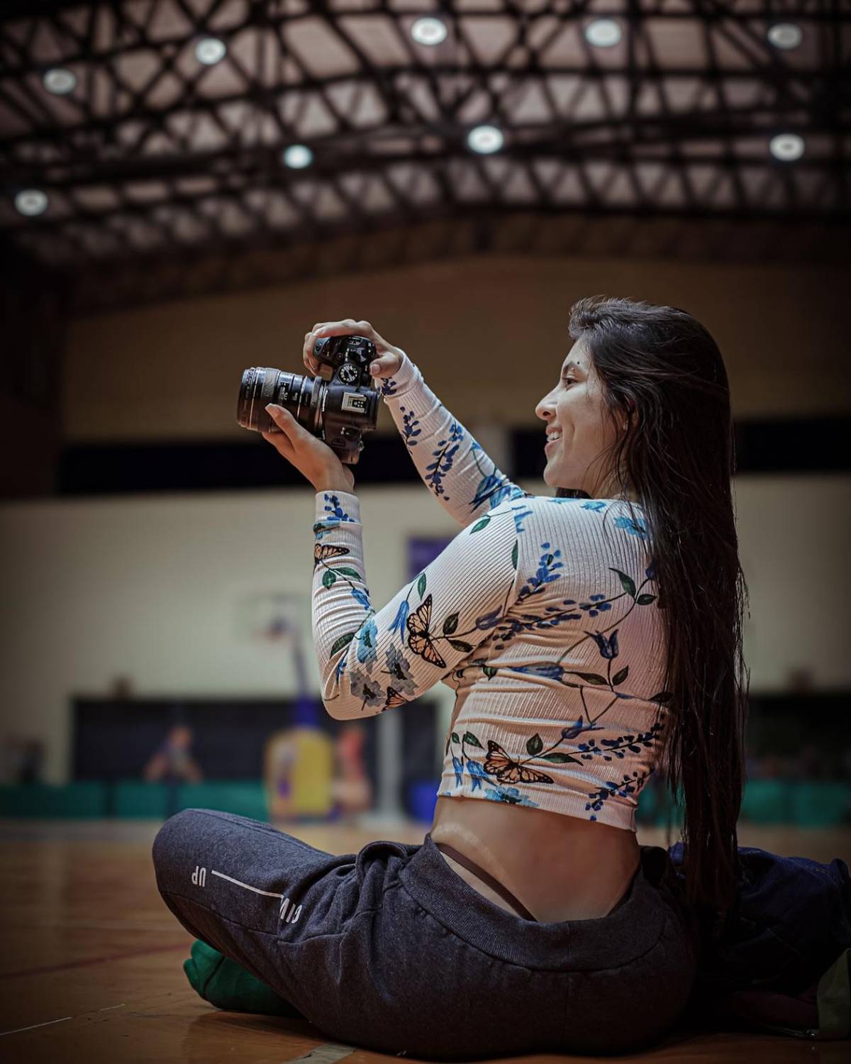 Fotógrafa deportiva es vetada por su atrevida vestimenta y el caso da un giro inesperado
