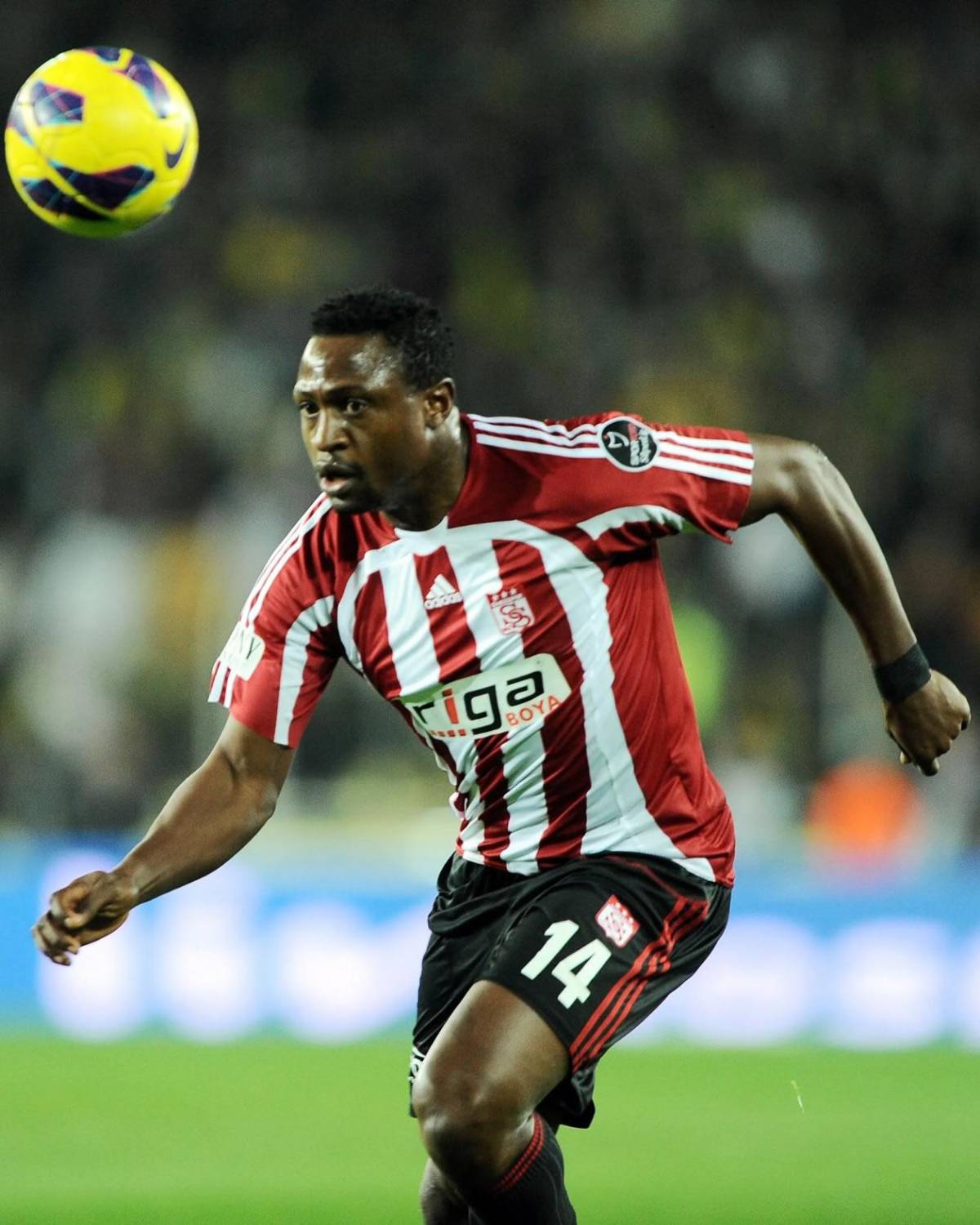 Fallece reconocido futbolista tras desplomarse en pleno partido: Murió en el campo