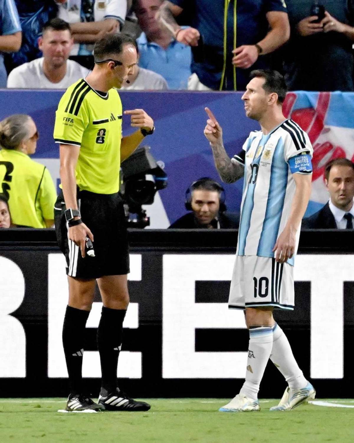 Otra ayuda a Argentina, fuerte cruce de Messi con árbitro, agresión y apareció su enemigo