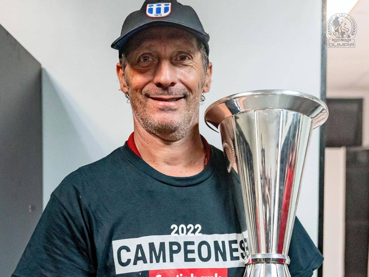 Pedro Troglio, feliz con su trofeo de campeón de la Liga Concacaf 2022.