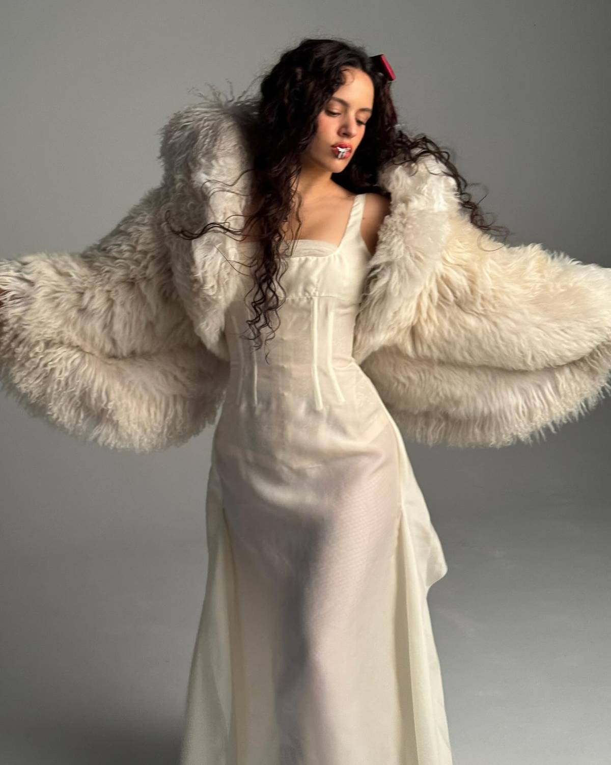 Rosalía llora ante sus fans al suspender concierto en Italia por problemas de salud