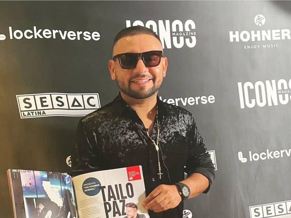 El cantante hondureño posando con la Revista Iconos Magazine.