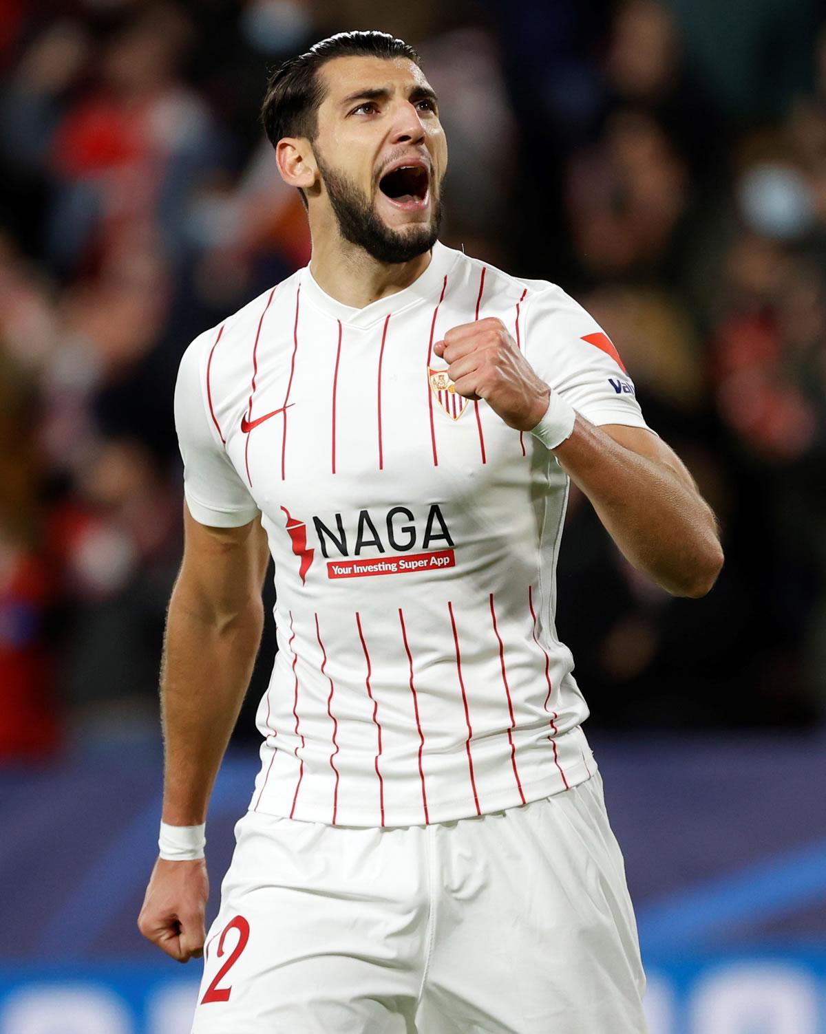 Rafa Mir celebra tras marcar el segundo gol ante el Wolfsburgo.