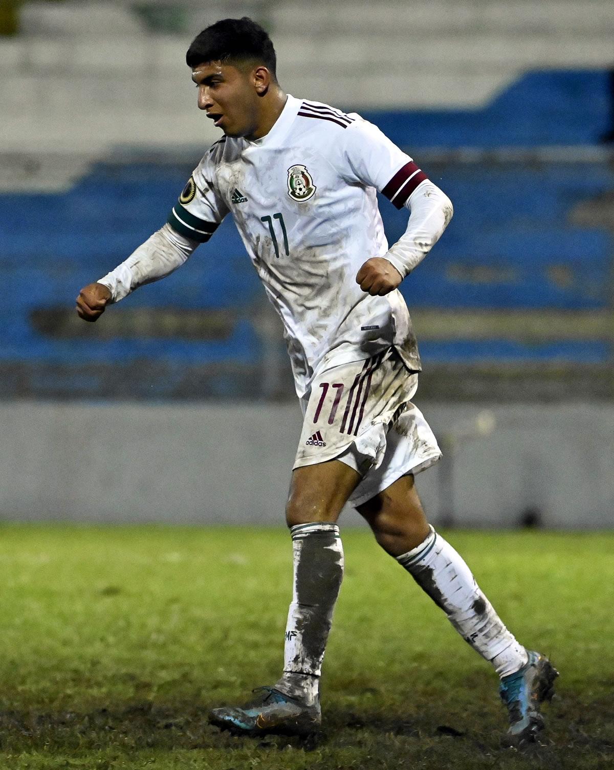 Bryan González celebrando el 0-2 de México contra Trinidad y Tobago.